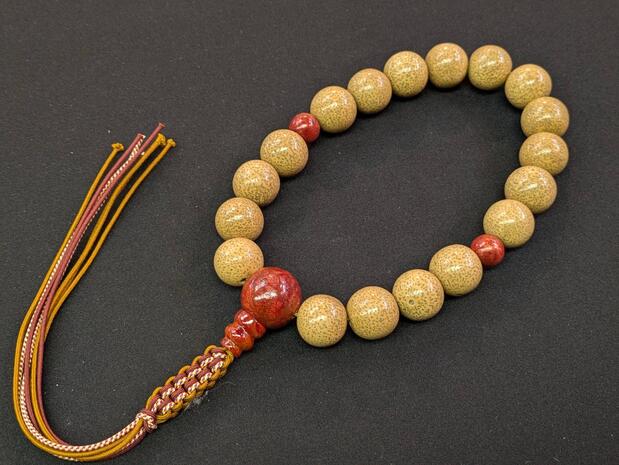 星月菩提樹　18玉（大玉）南洋珊瑚仕立　正絹紐3色8本