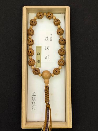 羅漢彫　天然白檀コンビ　親玉天然白檀　正絹紐3色８本